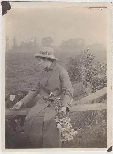 (F18061) Orig. Foto Frau >Tante Betty< mit Kälbchen am Weidezaun 1916