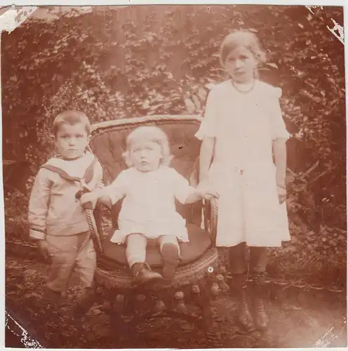 (F18059) Orig. Foto Kinder im Garten, Mädchen auf Stuhl 1920er