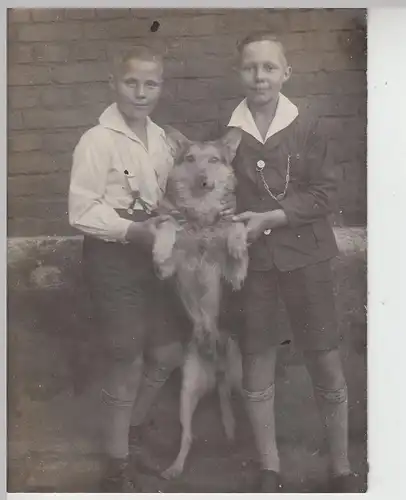 (F18058) Orig. Foto zwei Jungs mit einem Deutschen Schäferhund 1930er