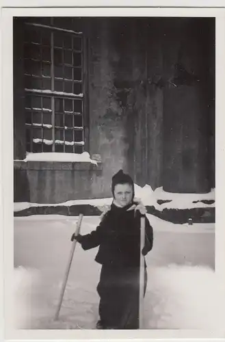(F18046) Orig. Foto Grünhain im Winter 1942, Kind m. Skiern a.d. Kirche