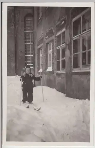 (F18045) Orig. Foto Grünhain im Winter 1942, Kind m. Skiern a.d. Kirche