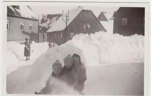 (F18044) Orig. Foto Grünhain im Winter 1942, Kinder rodeln, viel Schnee