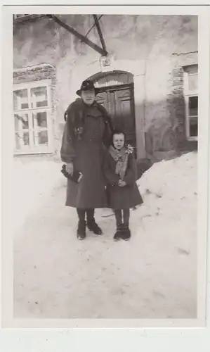 (F18043) Orig. Foto Grünhain im Winter 1942, Mädchen u. Frau vor Gebäude