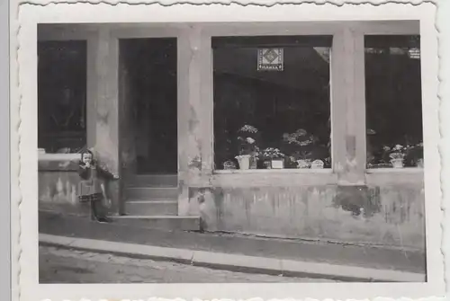 (F18041) Orig. Foto Grünhain, Mädchen vor einem Geschäft 1942