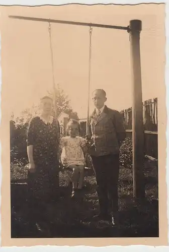 (F18038) Orig. Foto Mädchen a. Schaukel, Garten in Grünhain 1942