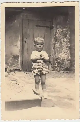 (F1804) Orig. Foto Junge "Klein Günther", Hinterhof, Sandkasten, Juli 1936
