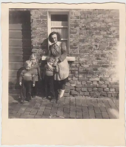 (F17993) Orig. Foto Frau m. kleinen Kindern an der Hauswand 1950er