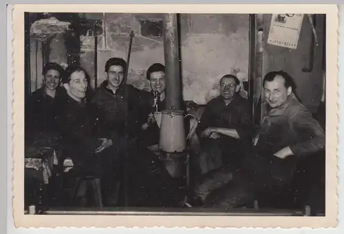 (F17988) Orig. Foto Werktätige der DDR sitzen an einem Ofen 1950er