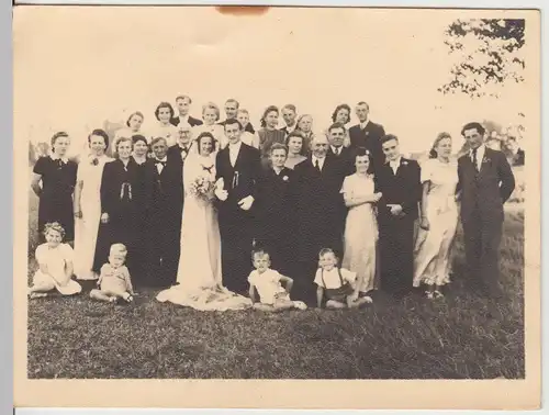 (F17980) Orig. Foto Hochzeit, Gruppenbild im Freien 1940er