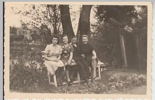 (F17978) Orig. Foto Personen sitzen auf einer Bank 1940er