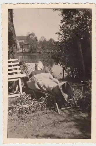 (F17977) Orig. Foto Frau im Liegestuhl im Garten 1940er