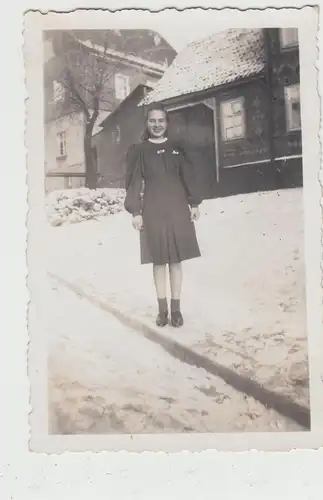 (F17976) Orig. Foto Mädchen, junge Frau Grete im Winter am Haus 1940er