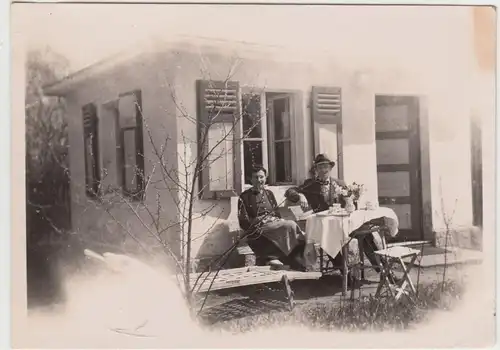 (F17975) Orig. Foto Personen vor kleinem Häuschen 1940er