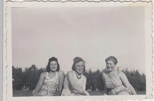 (F17974) Orig. Foto drei junge Damen in Sommerkleidern 1940er