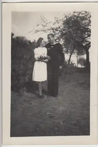 (F17969) Orig. Foto deutscher Marinesoldat mit Frau im Freien 1940er