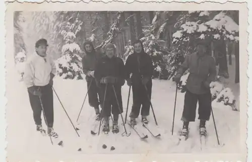 (F17968) Orig. Foto Personen mit Skiern unterwegs 1940er