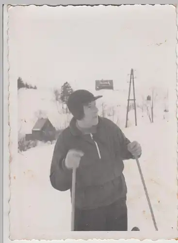 (F17967) Orig. Foto Mann mit Skiern unterwegs 1940er