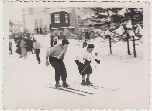 (F17966) Orig. Foto Personen mit Skiern, Langlauf Freital 04 u. D.S.V. 1940er