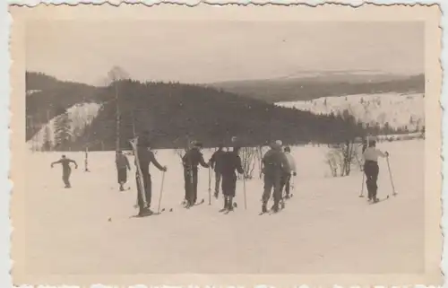 (F17965) Orig. Foto Personen mit Skiern unterwegs 1940er