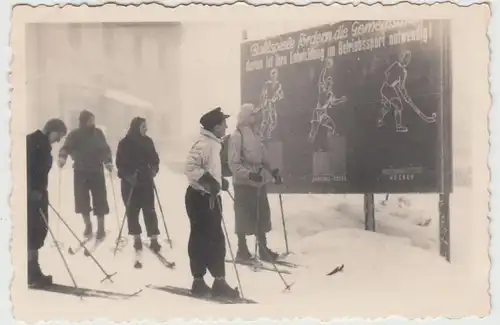 (F17964) Orig. Foto Personen mit Skiern unterwegs, Betriebssport-Tafel 1940er