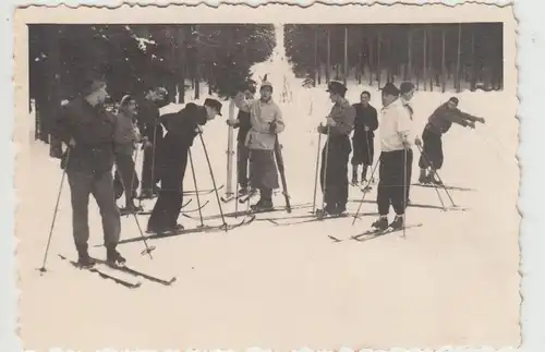 (F17963) Orig. Foto Personen mit Skiern unterwegs 1940er