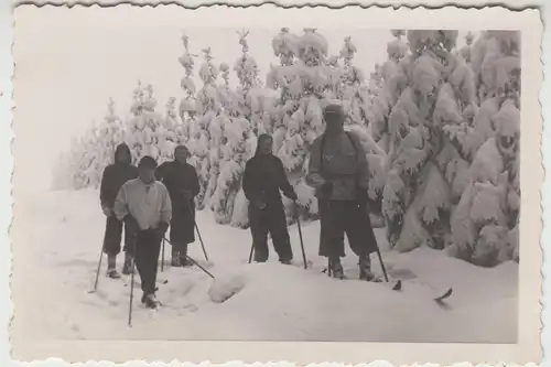 (F17962) Orig. Foto Personen mit Skiern unterwegs 1940er