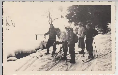 (F17961) Orig. Foto Personen mit Skiern unterwegs 1940er