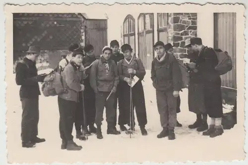 (F17956) Orig. Foto Personen mit Skistöcken im Freien 1940er