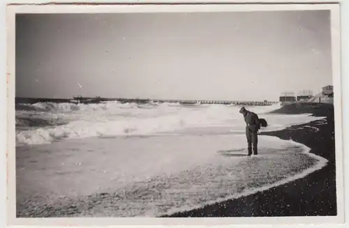 (F17946) Orig. Foto deutscher Soldat in Hanstedt / Dän. 1942/43