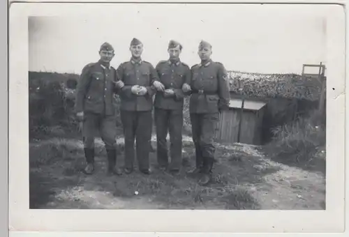 (F17942) Orig. Foto deutsche Soldaten vor einem Bunker 1940er