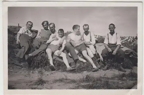 (F17938) Orig. Foto Männer, deutsche Soldaten im Freien 1940er