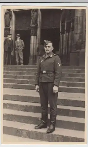 (F1789) Orig. Foto Portrait Luftwaffe-Soldat auf Treppe, 1940er