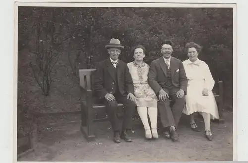 (F17880) Orig. Foto Personen sitzen auf einer Parkbank 1930er
