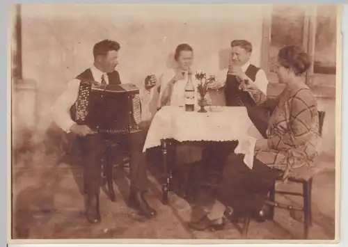 (F17877) Orig. Foto Personen m. Akkordeon am Tisch, Schnapsgläser 1930er