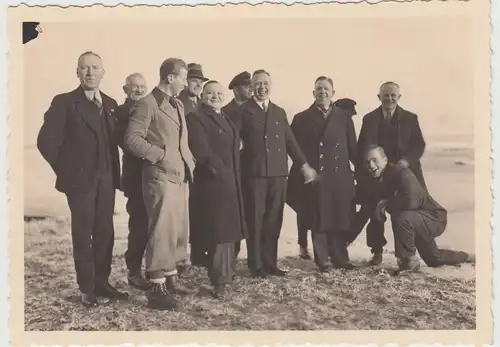 (F17875) Orig. Foto Männer im Freien, Spaziergang 1930er