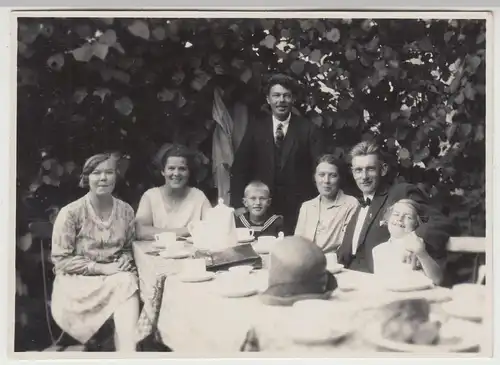 (F17871) Orig. Foto Personen am Kaffeetisch im Freien 1930er