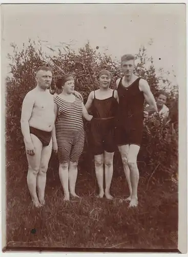 (F17870) Orig. Foto Personen in Badebekleidung im Freien 1930er