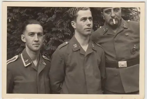(F1787) Orig. Foto Luftwaffe-Soldaten mit Zigarette, 1940er