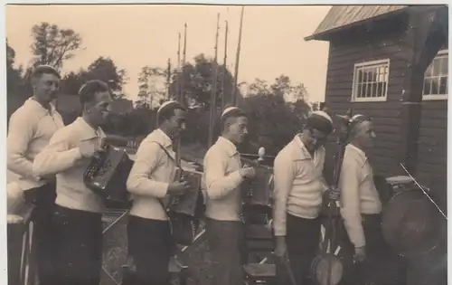 (F17860) Orig. Foto Musiker m. Akkordeon im Freien 1930er