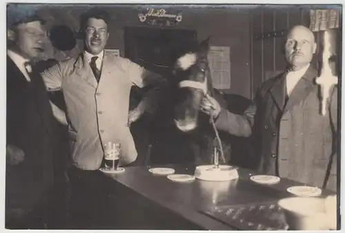 (F17856) Orig. Foto Personen m. Pferd in der Gaststube 1930er