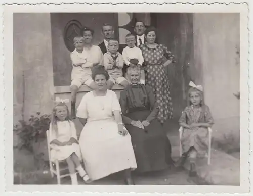 (F17851) Orig. Foto Personen, Gruppenbild am Haus 1920/30er