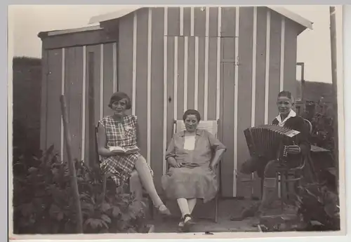 (F17849) Orig. Foto Personen m. Buch u. Akkordeon vor Gartenhäuschen 1930er