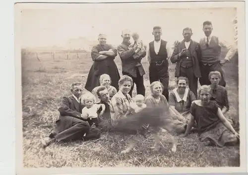 (F17841) Orig. Foto Personen, Gruppenbild auf Wiese i. Achterdieck 1920er
