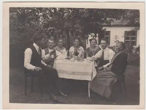 (F17840) Orig. Foto Personen sitzen an Kaffeetafel im Freien 1920er
