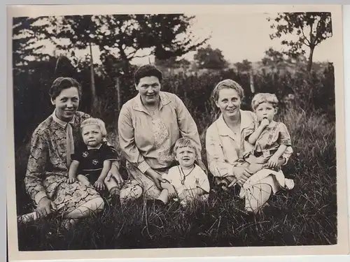 (F17839) Orig. Foto Personen m. Kinder sitzen im Freien 1920er