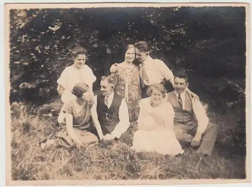 (F17838) Orig. Foto Personen sitzen im Freien 1920er