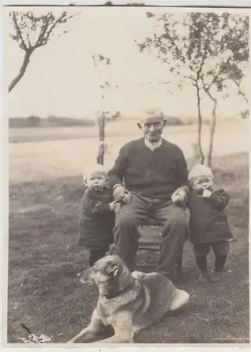 (F17837) Orig. Foto älterer Herr m. Zwillinge u. Hund, Achterdieck 1928