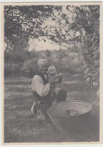 (F17835) Orig. Foto älterer Herr u. kl. Junge m. Blechwanne im Freien 1930er