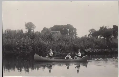 (F17832) Orig. Foto Personen in einem kleinen Boot 1920/30er