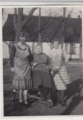 (F17830) Orig. Foto drei Frauen untersch. Alters im Freien 1920/30er